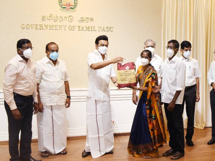 Tamil Nadu CM MK Stalin launch coronavirus pandemic relief package Rs 2000 second installment கருணாநிதி பிறந்த நாள்; பல்வேறு திட்டங்களை துவக்கி வைத்தார் முதல்வர் ஸ்டாலின்