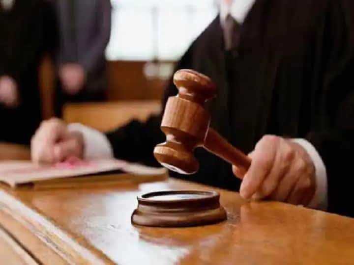 Verdict of 18 months Jail for Gujrat Man for throwing sandals towards High Court Judge Gujrat Man Jailed : হাইকোর্টের বিচারপতিকে লক্ষ্য করে চটি, দেড় বছরের হাজতবাস দোষীর !