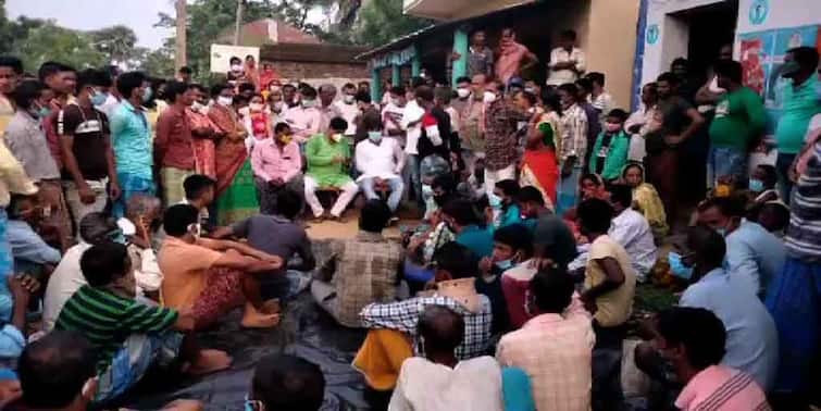 Homeless BJP supporters returned to the village at nanoor, birbhum on the initiative of the Trinamool MLA তৃণমূল বিধায়কের উদ্যোগে গ্রামে ফিরলেন ঘরছাড়া বিজেপি সমর্থকরা