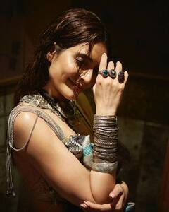 'मनचली' बनकर फैंस का दिल लूटने आईं हैं करिश्मा तन्ना, लेटेस्त तस्वीरों में दिखा Gorgeous अवतार