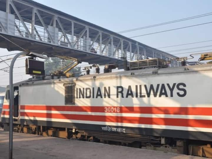 Railways is restoring 10 pairs of special trains on these routes ticket booking starts from today see details Indian Railways : या' मार्गांवर रेल्वे सुरु करणार 20 स्पेशल ट्रेन; आजपासून तिकीट बुकिंग सुरु