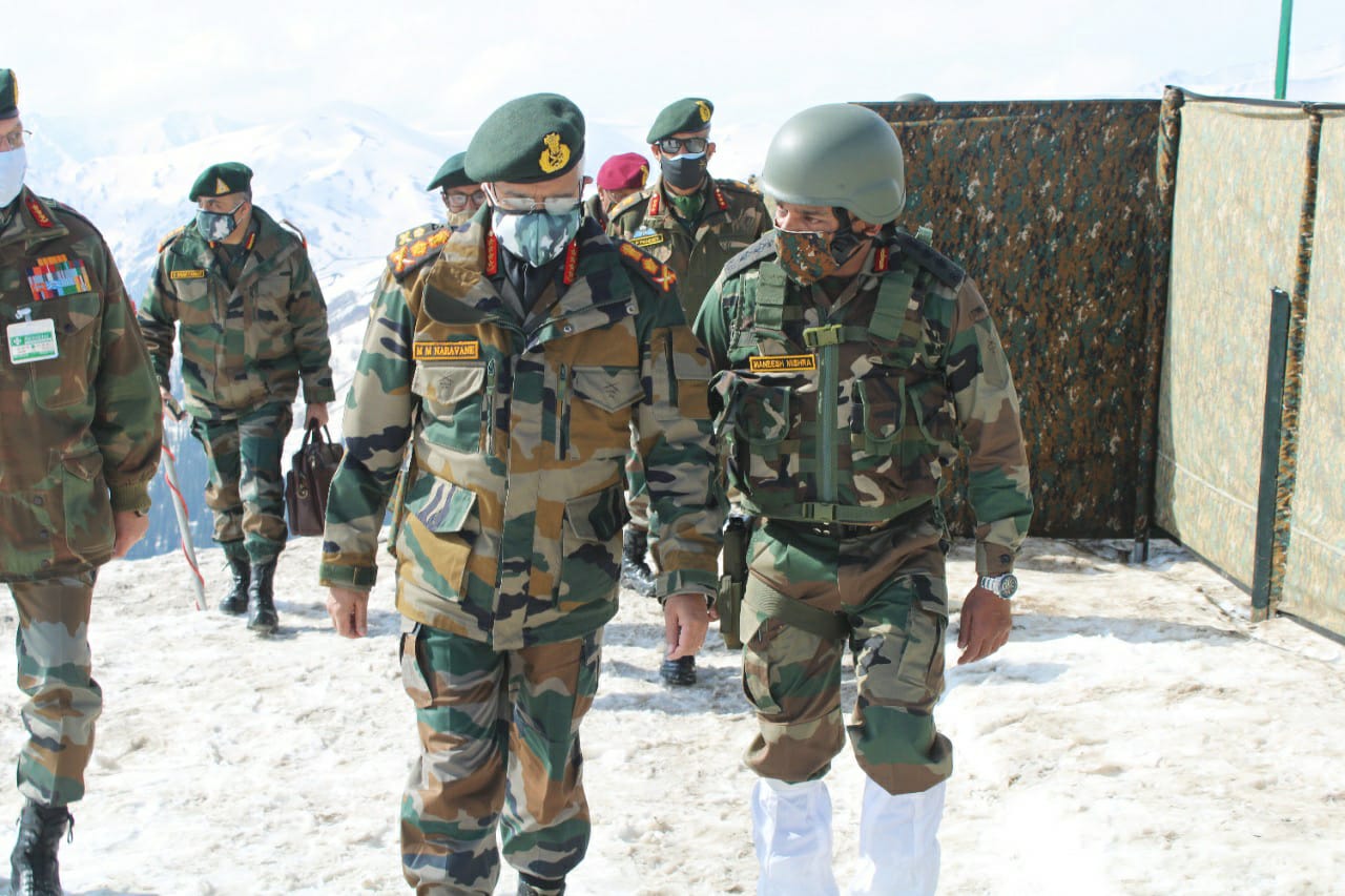 थलसेना प्रमुख ने किया कश्मीर का दौरा, कहा- भारतीय सेना को पूरी तरह अलर्ट रहने की जरूरत