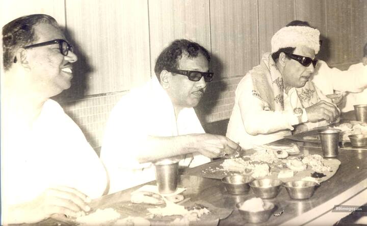 பெரும்பாலான விருந்தில் எம்.ஜி.ஆர். உடன் கருணாநிதி