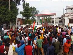 UP: सेना के जवान का शव  निजी एंबुलेंस में देखकर भड़के गांववाले, नेशनल हाई-वे जाम कर की तोड़फोड़