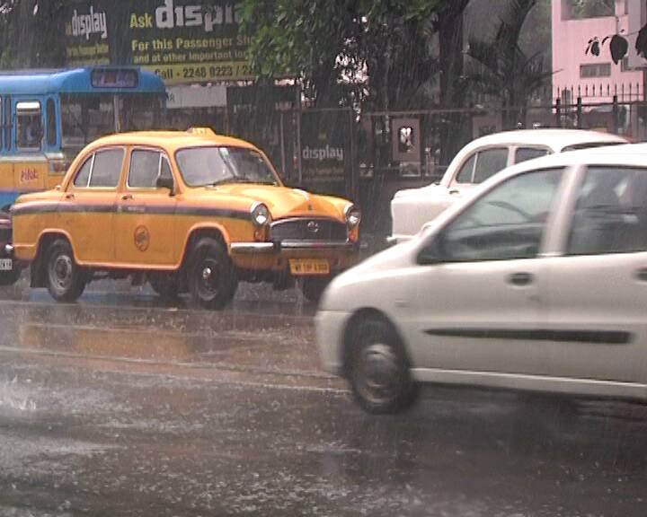 ১১ জুন উত্তর বঙ্গোপসাগরের উপরে একটা নিম্নচাপ তৈরি হবে। তার হাত ধরেই পশ্চিবঙ্গ, ওড়িশা, ঝাড়খণ্ড ও সিকিমে ঢুকবে মৌসুমী বায়ু। মাঝারি থেকে ভারী বৃষ্টি হবে এই রাজ্যগুলিতে।