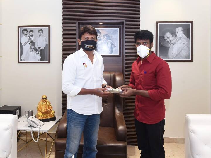 comedy actor soori donated corona relief fund உதயநிதியிடம் கொரோனா நிவாரண நிதி வழங்கிய சூரி!