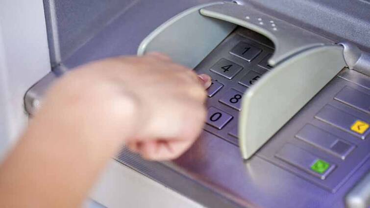 from august 1 you will have to pay more charge for withdrawing cash from atm know how much fee will increase 1 ઓગસ્ટથી ATMમાંથી રૂપિયા ઉપાડવા પર ચૂકવવો પડશે વધારે ચાર્જ. જાણો ચાર્જમાં કેટલો વધારો થશે