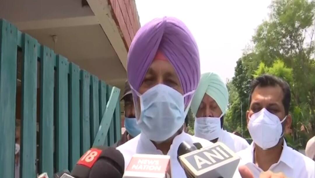 ਪ੍ਰਾਈਵੇਟ ਹਸਪਤਾਲਾਂ ਨੂੰ ਵੈਕਸੀਨ ਦੀ ਵਿਕਰੀ ਨੂੰ ਲੈ ਕੇ ਸੁਖਬੀਰ ਬਾਦਲ ਦੇ ਆਰੇਪਾਂ ਦਾ ਸਿਹਤ ਮੰਤਰੀ ਨੇ ਦਿੱਤਾ ਜਵਾਬ Balbir Sidhu Reply to Sukhbir Badal Allegations about Sale of vaccine to private hospitals ਪ੍ਰਾਈਵੇਟ ਹਸਪਤਾਲਾਂ ਨੂੰ ਵੈਕਸੀਨ ਦੀ ਵਿਕਰੀ ਨੂੰ ਲੈ ਕੇ ਸੁਖਬੀਰ ਬਾਦਲ ਦੇ ਆਰੇਪਾਂ ਦਾ ਸਿਹਤ ਮੰਤਰੀ ਨੇ ਦਿੱਤਾ ਜਵਾਬ