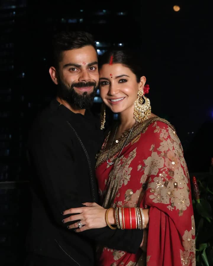 अक्सर फैंस को अपने फेवरेट सेलेब्स के बारे में जानने की इच्छा खूब होती है. वो कहां रहते हैं उनका घर कैसा है, वो कैसी जिंदगी जीते हैं वगैरह वगैरह. विराट कोहली और अनुष्का शर्मा दोनों की काफी अच्छी फैन फॉलोइंग है तो चलिए आज आपको इनके घर की सैर कराते हैं. दिखाते हैं कितना लग्जुरियस है विराट और अनुष्का का आशियाना.(फोटो - सोशल मीडिया)