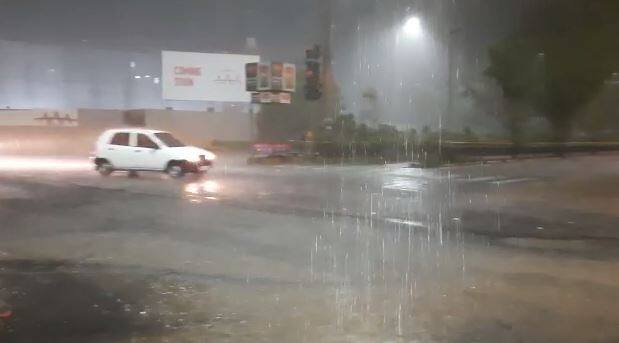 Heavy rainfall in ahemdabad city અમદાવાદ શહેરમાં ગાજવીજ અને ભારે પવન સાથે ધોધમાર વરસાદ