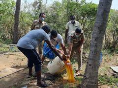கும்பலாக காய்ச்சுவோம்... ஊருக்கெல்லாம் பாய்ச்சுவோம்... போலீஸ் வந்தா அய்யோ அம்மானு கத்துவோம்!