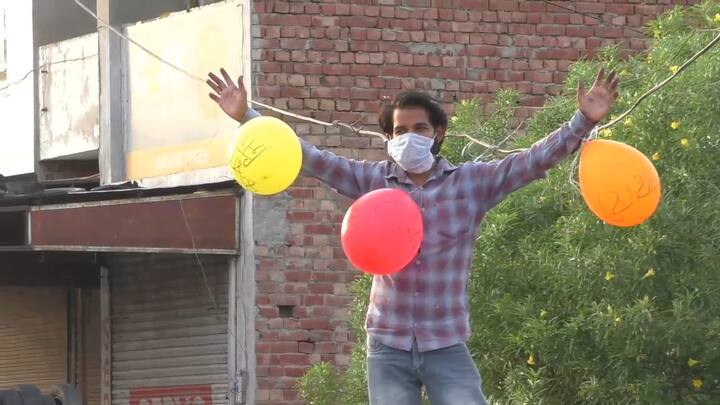 ਉਥੇ ਹੀ ਇਨ੍ਹਾਂ ਗੁਬਾਰਿਆਂ ਹੇਠ ਲੱਗੇ ਗੰਦਗੀ ਦੇ ਢੇਰਾਂ ਕਾਰਨ ਲੋਕਾਂ ਦਾ ਸੜਕਾਂ ਤੋਂ ਗੁਜਰਨਾ ਵੀ ਮੁਸ਼ਕਲ ਹੋ ਗਿਆ ਹੈ। ਇਨ੍ਹਾਂ ਗੁਬਾਰਿਆਂ ਵਿੱਚ ਇੱਕ ਸਮਾਜ ਸੇਵੀ ਨੇ ਆਪਣੇ ਹੱਥਾਂ ‘ਤੇ ਗੁਬਾਰਿਆਂ ਨੂੰ ਬੰਨ੍ਹ ਅਨੋਖਾ ਸ਼ਾਂਤਮਈ ਪ੍ਰਦਰਸ਼ਨ ਕਰਕੇ ਆਪਣਾ ਰੋਸ ਜਤਾਇਆ।