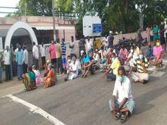 தடுப்பூசி டோக்கன் விநியோகத்தில் குளறுபடி - பொதுமக்கள் சாலை மறியல்