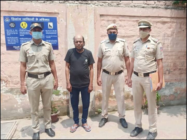 Delhi: Woman stabbed by neighbour, attacker arrested by police ann दिल्ली में महिला पर चाकू से किए गए दर्जन भर वार, पूरी वारदात सीसीटीवी कैमरे में कैद