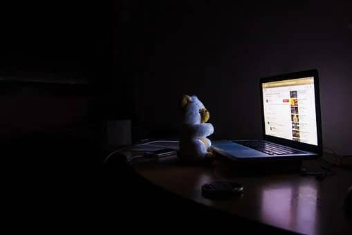 Covid-19 lockdowns increased screen time, insomnia: Study লকডাউনের জেরে বেশিক্ষণ মোবাইল থেকে ল্যাপটপ ব্যবহার, বাড়ছে অনিদ্রা, বলছে গবেষণা