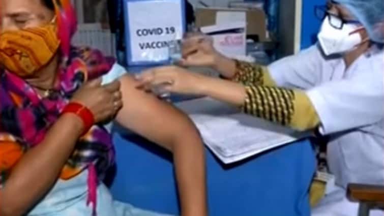 Arvind Kejriwal launches 'Jahan Vote, Wahan Vaccination' campaign to vaccinate all above 45 yrs within 4 weeks Kejriwal on Covid19: যেখানে ভোট সেখানেই টিকাকরণ, নয়া উদ্যোগ কেজরীবাল সরকারের