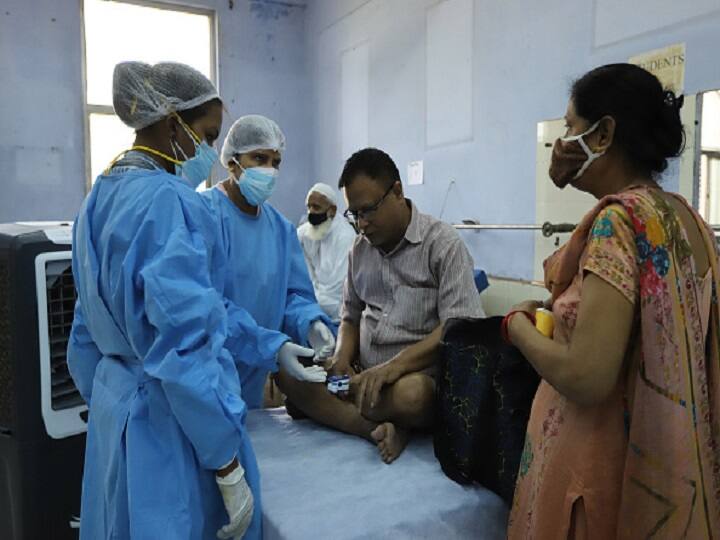 Covid19: Healthcare workers braid hair, shave beard of COVID-19 patients in Odisha's Ganjam Odisha Covid19 Crisis : করোনা রোগীর চুল বাঁধছেন-দাড়ি কাটছেন স্বাস্থ্যকর্মীরা, ভিডিয়ো ভাইরাল সোশ্যাল মিডিয়ায়