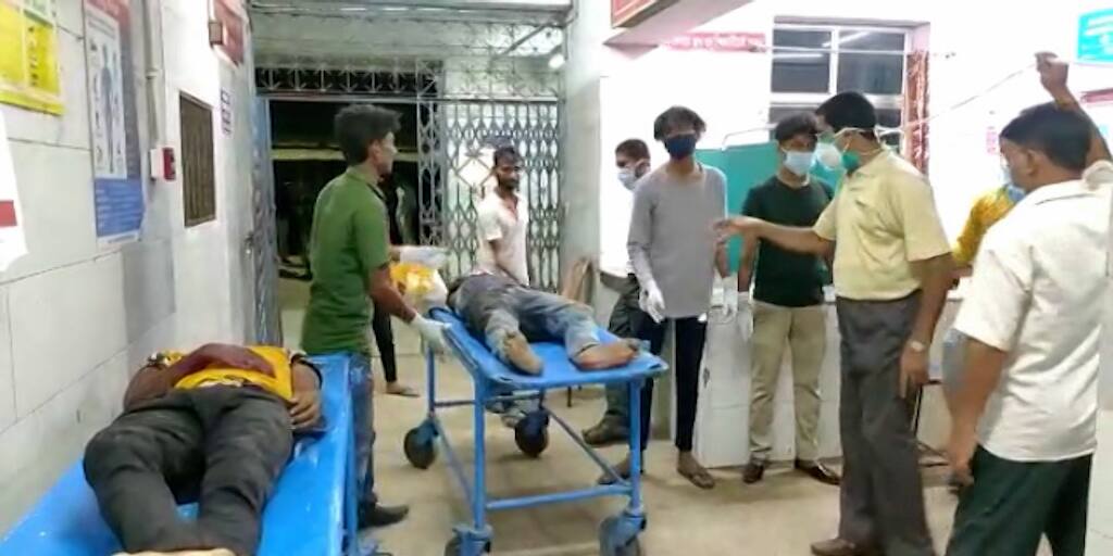 Goalpokhar car accident goalpokhra road accident 3 dead as car hits tree in north dinajpur Goalpokhar car accident: গোয়ালপোখরে ওভারটেক করতে গিয়ে গাছে ধাক্কা গাড়ির, নিহত ৩, জখম ২