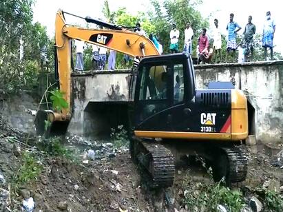 Irrigation drains are cleaned after 45 years 45 ஆண்டுகளுக்குப் பின் தூர்வாரப்படும் முத்தப்பன் வாய்க்கால்.
