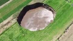 मेक्सिको में जमीन में बना 300 फीट लंबा और 50 फीट गहरा रहस्यमयी गड्ढा