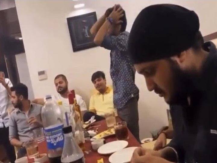 case registered against 16 people after video surface of party in Varanasi Hotel ANN वाराणसी: लॉकडाउन में भी होटल में शराब पार्टी, वीडियो वायरल होने के बाद 16 आरोपियों पर केस दर्ज