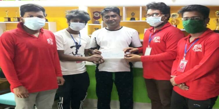 Covid-19: TMC Falakata Block Secretary supported red volunteers amid covid19 spike Red Volunteers on Covid19: রেড ভলান্টিয়ার্সের পাশে তৃণমূল নেতা, তুলে দিলেন এক মাসের বেতন