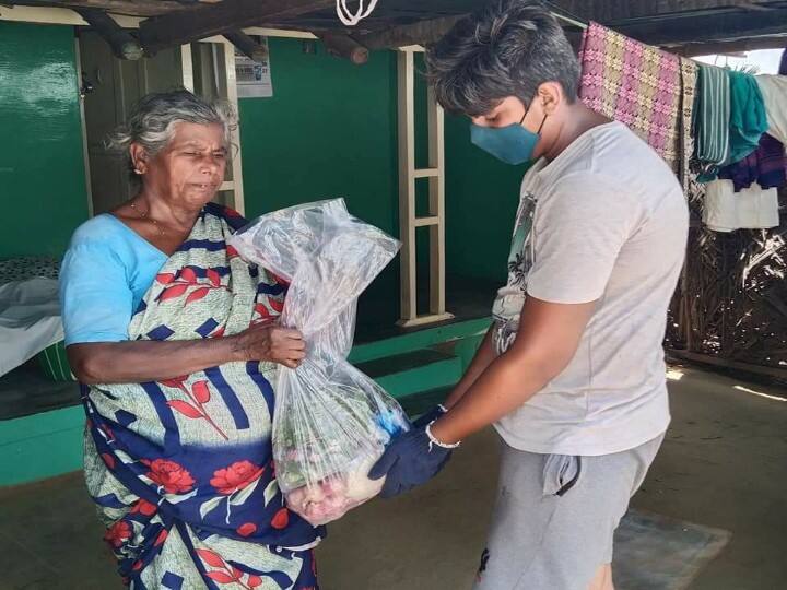 A schoolboy who donated food items, using the money he saved to buy a cell phone செல்போனுக்கு சேமித்த பணத்தில் உணவுப்பொருள் வழங்கி உதவிய மாணவர்