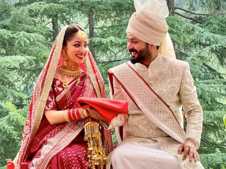 Yami Gautam Gets Married To Uri Director Aditya Dhar, Shares FIRST Wedding Photo  Yami Gautam Wedding First Photo:  એક્ટ્રેસ યામી ગૌતમે અચાનક કોની સાથે કરી લીધા લગ્ન ?  જુઓ પ્રથમ તસવીર