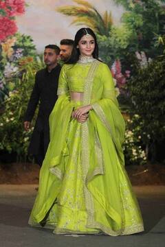 Deepika Padukone से लेकर Sara Ali Khan तक, 5 एक्ट्रेस ने Ethnic Neon Outfits में दिखाया अपना जलवा
