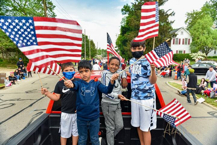 ਕਰੀਬ ਤਿੰਨ ਮੀਲ ਲੰਮੀ ਇਹ ਪਰੇਡ ਜੱਦ ਬਜਾਰਾਂ ਵਿੱਚੋਂ ਲੰਘੀ, ਤਾਂ ਹਮੇਸ਼ਾਂ ਦੀ ਤਰ੍ਹਾਂ ਸਿੱਖ ਝਾਕੀ ਦਾ ਸੜ੍ਹਕ ਕੰਢੇ ਖੜੇ ਅਤੇ ਬੈਠੇ ਹਜ਼ਾਰਾਂ ਸ਼ਹਿਰੀਆਂ ਨੇ ਹੱਥਾਂ ਵਿੱਚ ਅਮਰੀਕੀ ਝੰਡੇ ਲੈ ਕੇ ਹੱਥ ਹਿਲਾ ਕੇ ਨਿੱਘਾ ਸਵਾਗਤ ਕੀਤਾ ਅਤੇ ਉਹ ‘ਮਿਸਟਰ ਸਿੰਘ, ਹੈਪੀ ਮੈਮੋਰੀਅਲ ਡੇਅ’ ਵੀ ਕਹਿ ਰਹੇ ਸਨ।