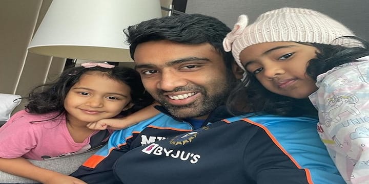 দুই কন্যা অধ্যম ও আখিরাকে নিয়ে হাসিমুখে ছবি শেয়ার করেছেন রবিচন্দ্রন অশ্বিন(ছবি সৌজন্য : ইনস্টাগ্রাম)