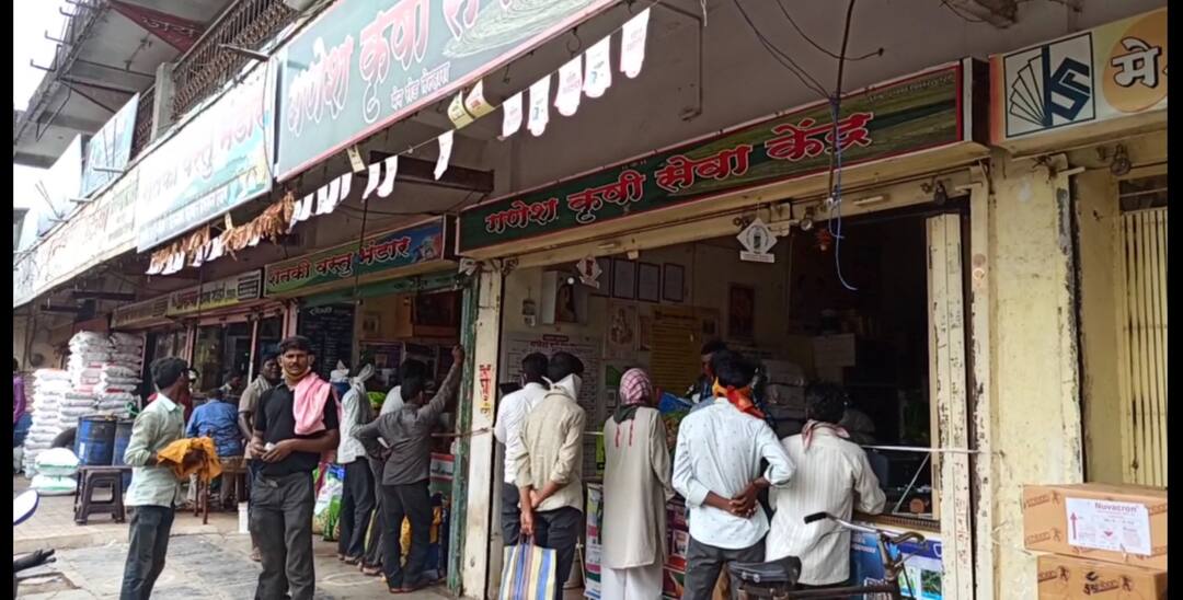 Take soybean seeds at your own risk', agricultural centers stamp on farmers' bills 'सोयाबीन बियाणे स्वत:च्या जबाबदारीवर घ्या', शेतकऱ्यांच्या बिलावर मारले कृषी केंद्रांनी शिक्के