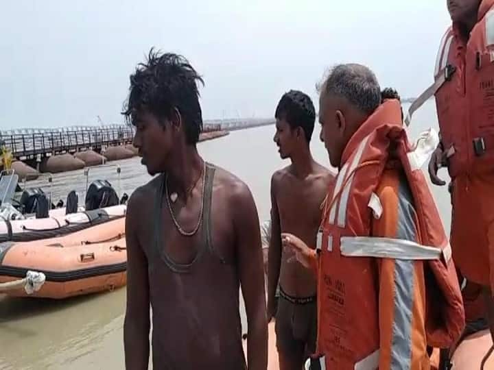 पटना: बीच गंगा में पलटी बालू लदी नाव, तेज धार में बहे 11 मजदूर, NDRF ने 10 को किया रेसक्यू
