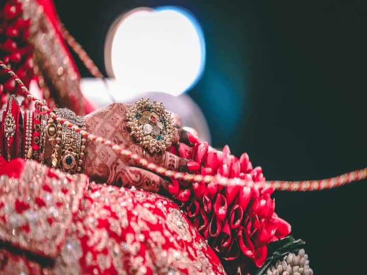 Girl reaches her lover's house with wedding band and relatives after boy's family sees other girl கையில் தாலியுடன் காதலன் வீட்டுக்குச்சென்று தற்கொலை மிரட்டல் விடுத்த காதலி!