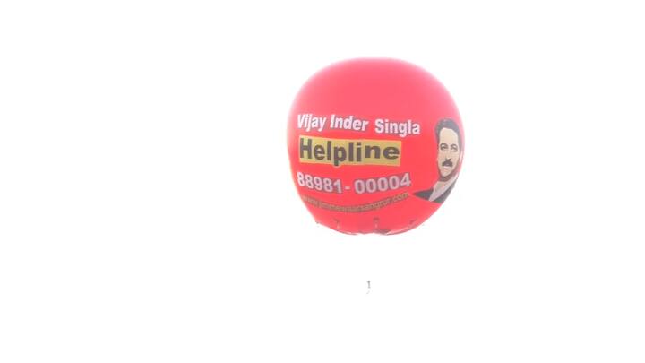 ਸੰਗਰੂਰ ਵਿੱਚ ਇੱਕ ਸਮਾਜ ਸੇਵੀ ਨੇ ਆਪਣੇ ਹੱਥਾਂ ‘ਤੇ ਗੁਬਾਰਿਆ ਨੂੰ ਬੰਨ੍ਹ ਅਨੋਖਾ ਸ਼ਾਂਤਮਈ ਪ੍ਰਦਰਸ਼ਨ ਕਰਕੇ ਆਪਣਾ ਰੋਸ ਜਤਾਇਆ ਹੈ।