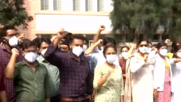 over 3,500 junior doctors resign in madhya pradesh after high court order, were on strike demanding raise in their stipend हाई कोर्ट के आदेश के बाद मध्य प्रदेश में 3500 जूनियर डॉक्टरों ने दिया सामूहिक इस्तीफा, मानदेय बढ़ाने को लेकर हड़ताल पर