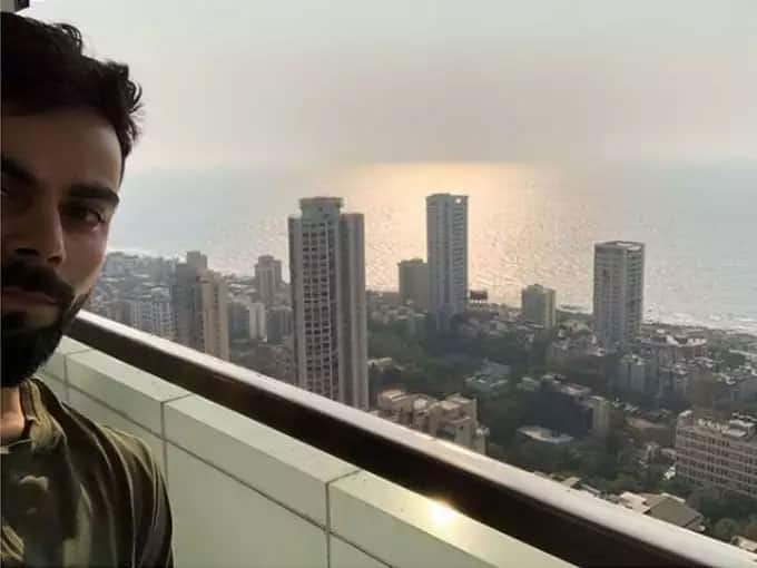 इस घर की खासियत है इसकी बालकनी जहां से विशाल समंदर साफ नजर आता है. जहां से विराट और अनुष्का अक्सर अपनी खूबसूरत तस्वीरें शेयर करते रहते हैं. (फोटो - सोशल मीडिया)