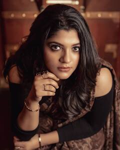 அழகான அபர்ணாவின் அசத்தல் க்ளிக்ஸ்...!