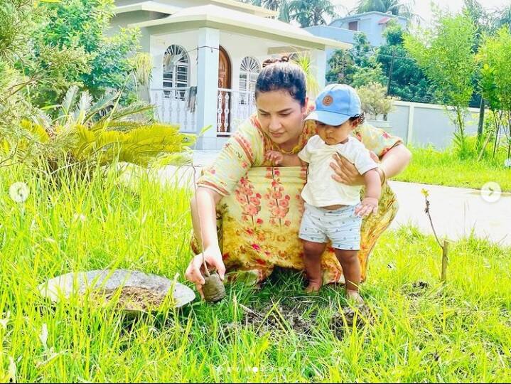 মাটি নিয়ে খেলা করতেও দেখা গেল একরত্তিকে। সোশ্যাল মিডিয়ায় মা ছেলের এই ছবি দেখে ভালোবাসা উপচে দিয়েছেন নেটিজেনরা।