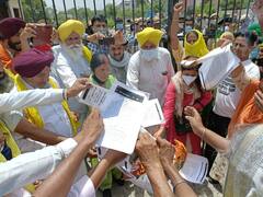 Sampoorna Kranti Diwas 'ਤੇ ਸ਼ਾਂਤੀ ਮਾਰਚ ਵਿਚ ਸ਼ਾਮਲ ਹੋਏ ਕਿਸਾਨ, ਖੇਤੀਬਾੜੀ ਕਾਨੂੰਨਾਂ ਦੀਆਂ ਸਾੜੀਆਂ ਕਾਪੀਆਂ