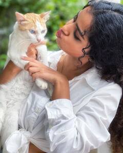 கொஞ்சி...கொஞ்சி... விளையாடும் கியூட் அனுபமா...!