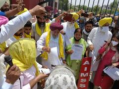 Sampoorna Kranti Diwas 'ਤੇ ਸ਼ਾਂਤੀ ਮਾਰਚ ਵਿਚ ਸ਼ਾਮਲ ਹੋਏ ਕਿਸਾਨ, ਖੇਤੀਬਾੜੀ ਕਾਨੂੰਨਾਂ ਦੀਆਂ ਸਾੜੀਆਂ ਕਾਪੀਆਂ