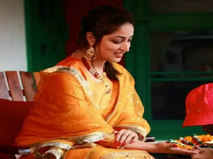 अभिनेत्री यामी गौतम ही एका खास विवाहसोहळ्यात 'उरी- द सर्जिकल स्ट्राईक' या चित्रपटाचा दिग्दर्शक आदित्य धर याच्याशी विवाहबंधनात अडकली आणि एका नव्या प्रवासाला सुरुवात केली. (छाया सौजन्य- @yamigautam/Instagram)