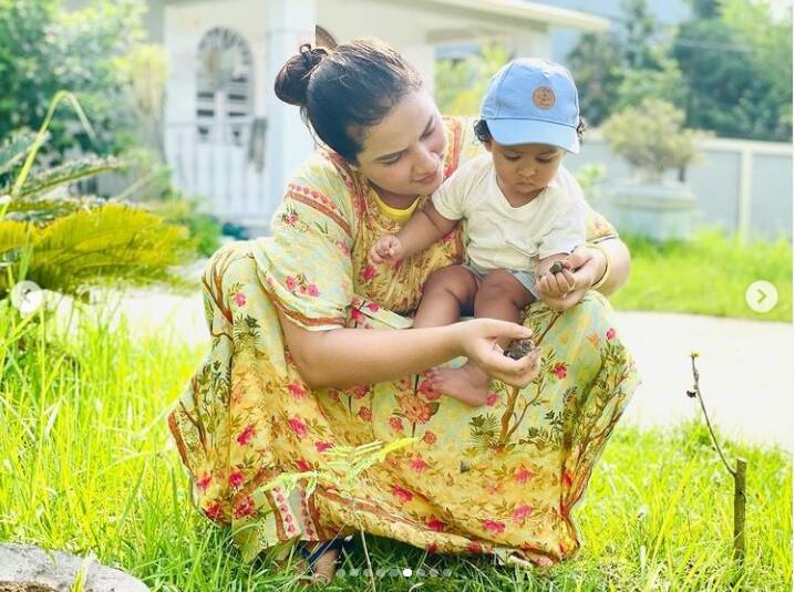 বাড়িল লনে গাছ রোপন করলেন শুভশ্রী ও ইউভান। প্রথমে মাটি, তারপর গাছ লাগানো। মায়ের সঙ্গে মাটি মাখল মিষ্টি ইউভানও।