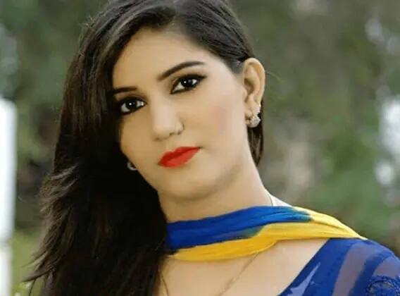 ਹਰਿਆਣਵੀ ਗਾਇਕਾ ਤੇ ਨ੍ਰਿਤਕੀ ਸਪਨਾ ਚੌਧਰੀ (Sapna Chaudhary) ਦੀ ਪ੍ਰਸਿੱਧੀ ਕਿਸੇ ਤੋਂ ਲੁਕੀ ਨਹੀਂ ਹੈ। ਸਿਰਫ 12 ਸਾਲਾਂ ਦੀ ਉਮਰ ਤੋਂ ਸਟੇਜ ਦਾ ਸ਼ਿੰਗਾਰ ਬਣ ਚੁੱਕੀ ਸਪਨਾ ਚੌਧਰੀ ਦਾ ਨਾਂਅ ਘਰ-ਘਰ ਵਿੱਚ ਜਾਣਿਆ-ਪਛਾਣਿਆ ਹੈ।