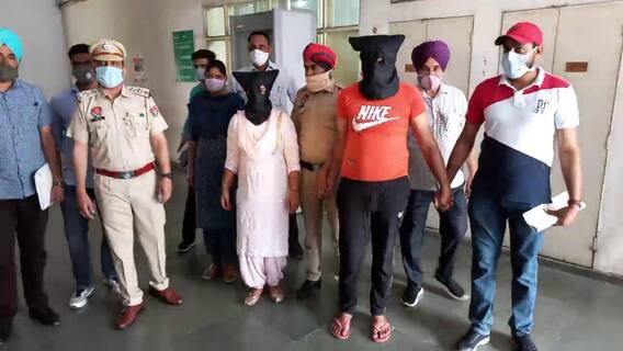 ਬਠਿੰਡਾ 'ਚ ਪਤੀ-ਪਤਨੀ ਨੇ ਲੁੱਟਿਆ 8 ਲੱਖ ਰੁਪਏ ਦਾ ਸੋਨਾ, ਇੰਝ ਦਿੱਤਾ ਵਾਰਦਾਤ ਨੂੰ ਅੰਜਾਮ ਬਠਿੰਡਾ 'ਚ ਪਤੀ-ਪਤਨੀ ਨੇ ਲੁੱਟਿਆ 8 ਲੱਖ ਰੁਪਏ ਦਾ ਸੋਨਾ, ਇੰਝ ਦਿੱਤਾ ਵਾਰਦਾਤ ਨੂੰ ਅੰਜਾਮ