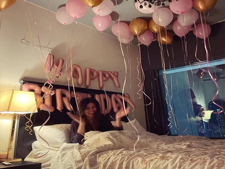 मिस यूनिवर्स का ताज पहनने वाली पहली भारतीय महिला सुष्मिता सेन ने 1994 में अपनी ऐतिहासिक जीत के बाद से कई खिताब अपने नाम किए. उनकी फिल्मोग्राफी में 'मैं हूं ना', 'बीवी नंबर 1', 'आंखें', 'सिर्फ तुम' और बहुत कुछ शामिल हैं. सुष्मिता के एक्टिंग और टैलंट के चर्चे लम्बे समय से इंडस्ट्री में हैं.