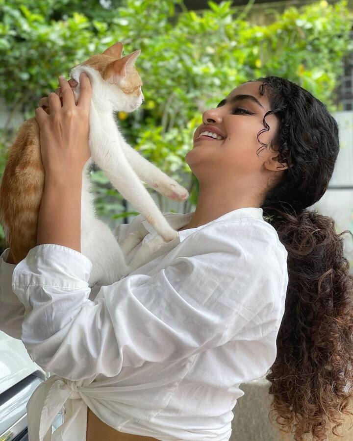 முட்ட போட்டு மனசுல கண்ண தூக்கி எரியுற