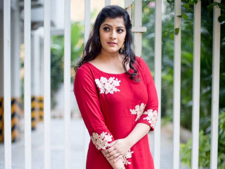 Take the Vaccine beat the corona says actress varalaxmi sarathkumar தடுப்பூசி போடுங்க கொரோனாவை வெல்லுங்க - டபுள் ஆக்சனில் விழிப்புணர்வு ஏற்படுத்தும் வரலட்சுமி