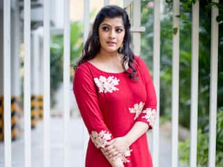 Take the Vaccine beat the corona says actress varalaxmi sarathkumar தடுப்பூசி போடுங்க கொரோனாவை வெல்லுங்க - டபுள் ஆக்சனில் விழிப்புணர்வு ஏற்படுத்தும் வரலட்சுமி
